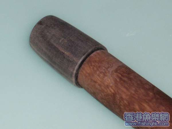 竿尾的黑檀木要很耐心打磨。