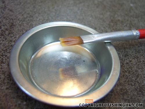 清洗筆上的厚之漆，先用紙巾抺清。