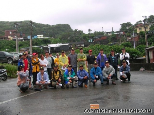 一群釣軟絲的義工集合去山上砍桂竹,做產房