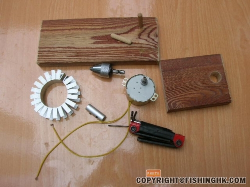 慢轉摩打座，摩打與鑽頭用四分鋁枝鑽通7mm孔連接用，散熱用19mm鋁槽界開屈成 ... ... ... ...