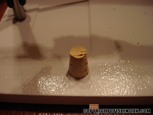 用刀片將水松割開