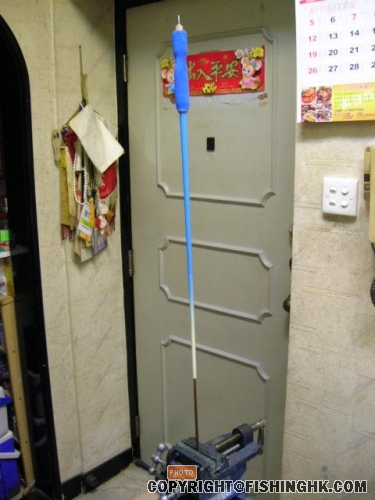 我發覺如果用開稀的厚脂漆在慢轉摩打轉住等乾，有機會一舊舊，所以我直接將上了稀漆竿身夾在十字批等乾，結果無出 ...