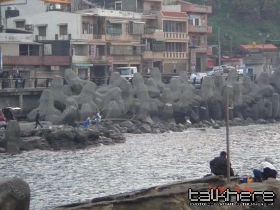 於東北海岸的鼻頭角附近防波堤(丁字石)