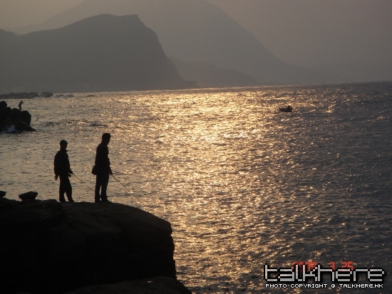 於東北海岸的鼻頭角附近有台灣釣友正在FIT魷