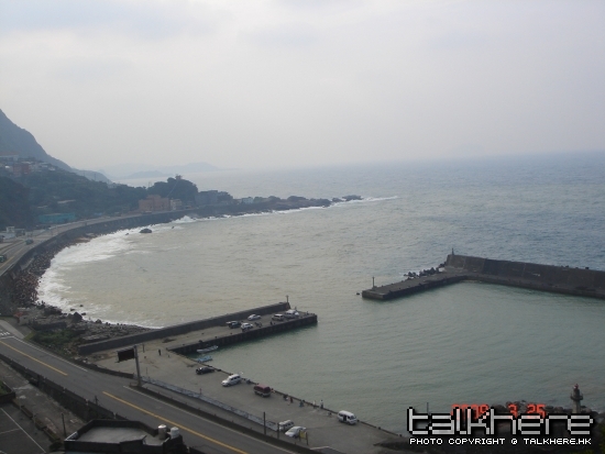 九份附近的陰陽海,因礦物質問題,海水長期有兩隻色