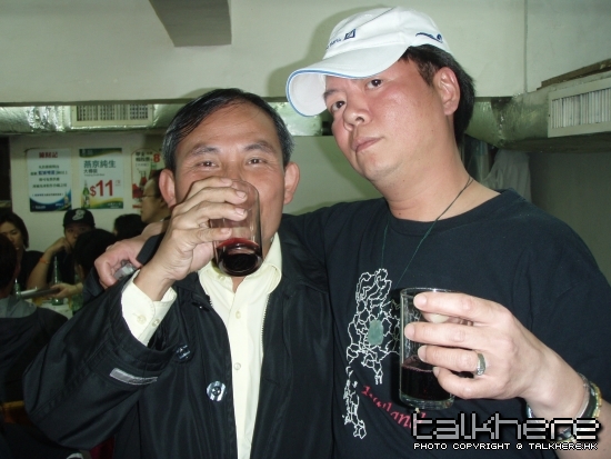 亞粉: 海哥, 影相呀.....飲快啲喇......