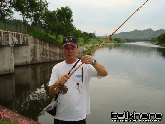 釣魚時識嘅朋友同我影，俾我踢咗入綱，外号（神田）