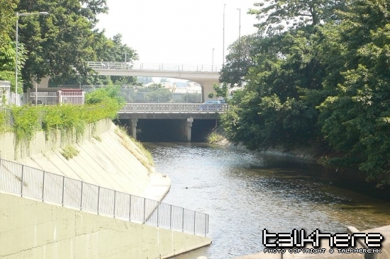 800px-Kai_Tak_Nullah_Flowing_into_Kai_Tak_Airport.JPG