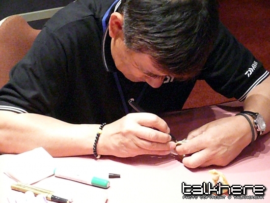 鵜澤政則先生幫釣友牙拓簽名