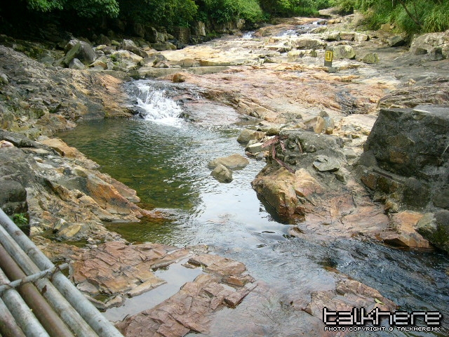 行上去有個潭.