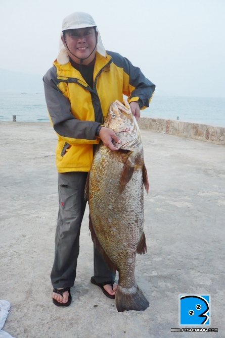 亞B一個人抽唔起條魚