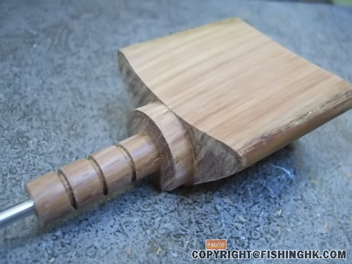 用手銼及400號沙紙磨出尾托弧位，